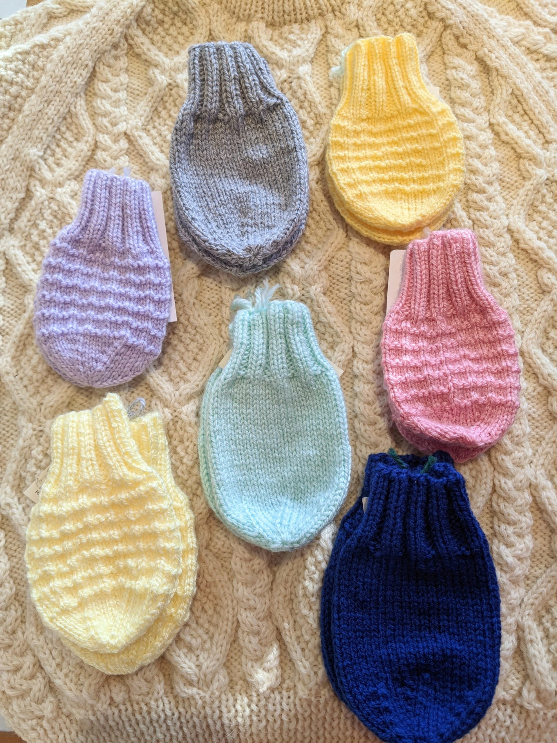 Cozy Baby Mitts: Snuggle-Soft Hands for Tiny Explorers!